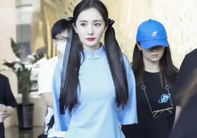 35岁的杨幂双马尾发型少女感十足粉色旗袍尽显好身材