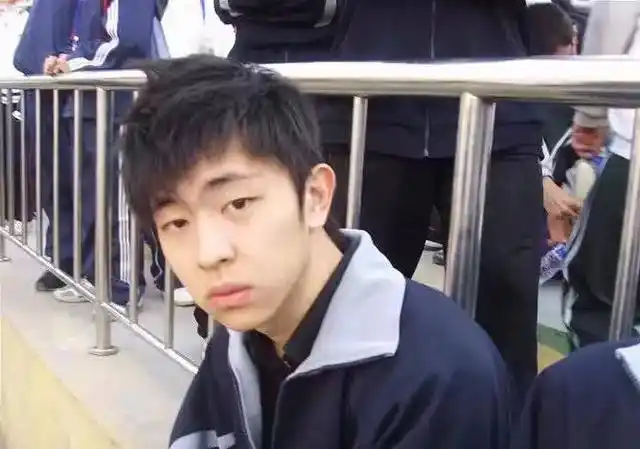 邓伦高中时期照片曝光也是眯眯眼粉色半袖驾驭的很完美