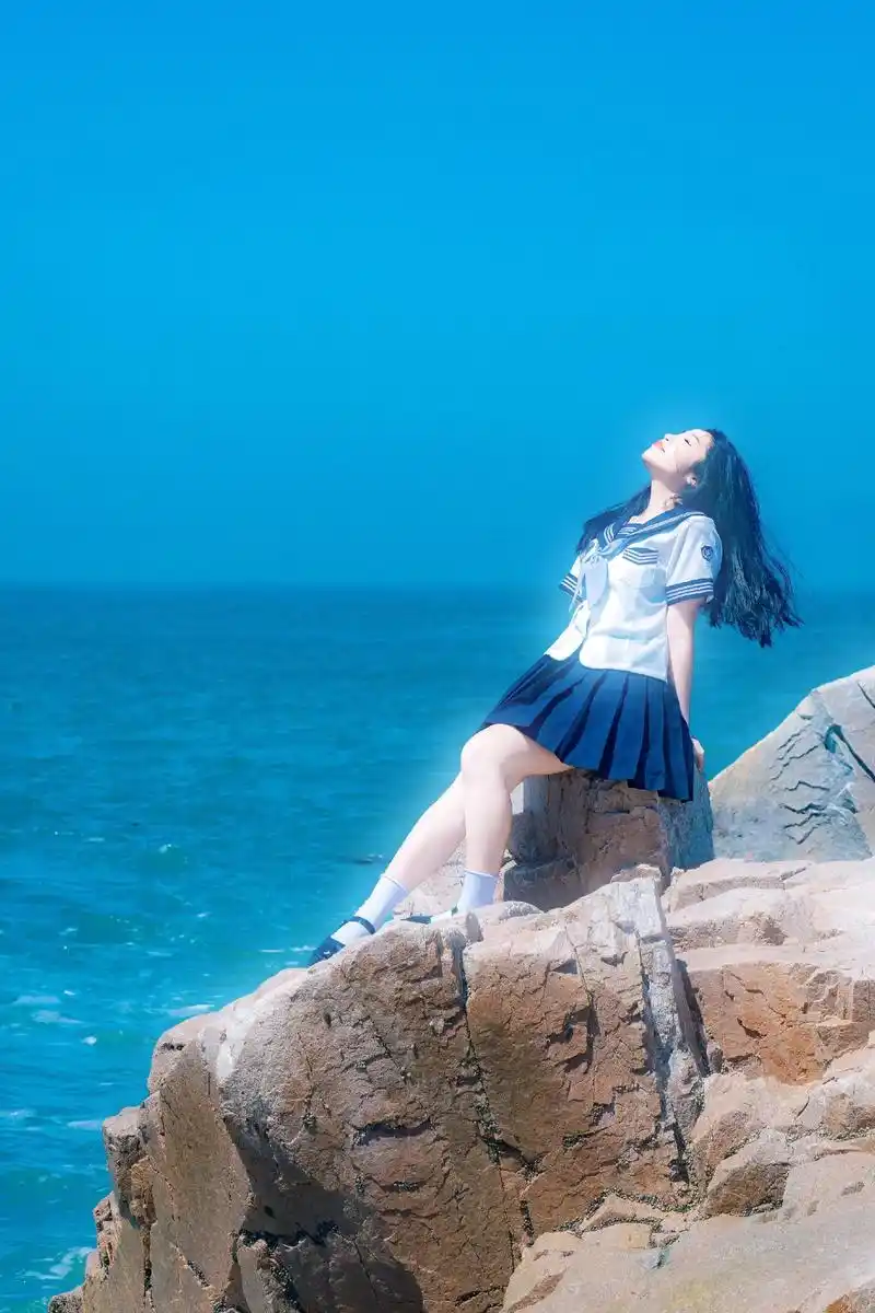 夏日海边少女.青岛的小麦岛,阳光下的jk美女太好看啦!#摄影