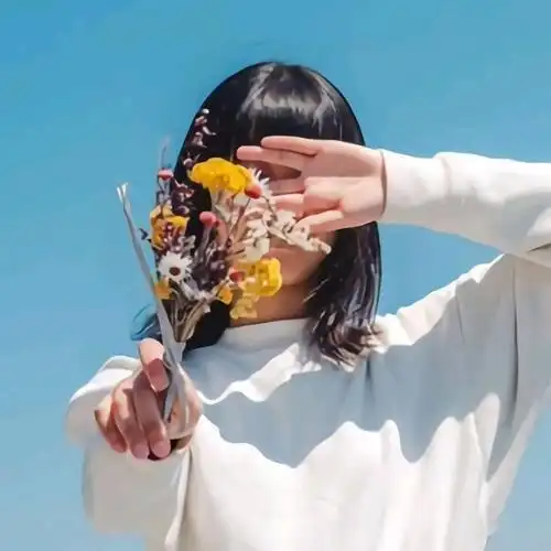 回忆思念拿花不露脸女生头像图片