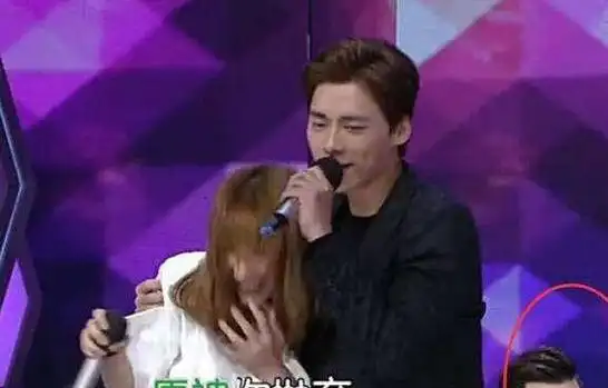 有一期节目里,嘉宾吴亦凡,张翰以帅气的男神的强悍,逼向弱小的吴昕,向