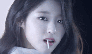 搞笑美女动态图,妹子昨晚干啥去了?搞笑妹子gif