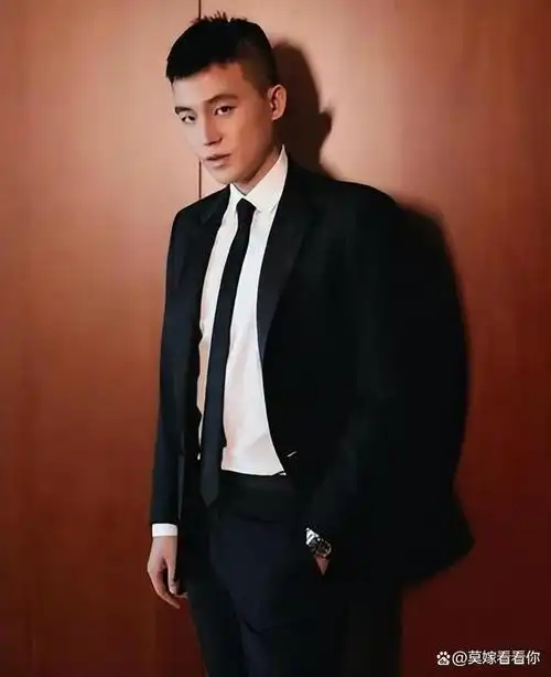 一,预示着欧豪所饰演的黄继光一角必将受到众目睽睽的审视与挑战