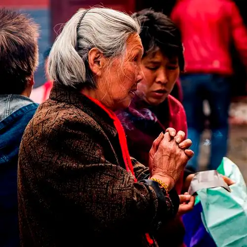 拜佛的老人 - 人物类-摄影大赛2016 - 地理中文网—《国家地理》杂志