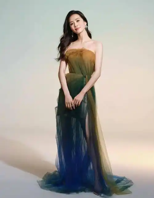 刘诗诗的皮肤非常柔软光滑.说到选裙子,她不太在意颜色的选择.