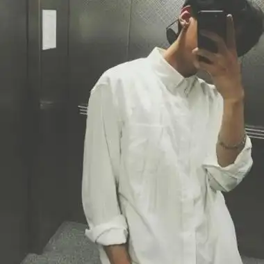 坚定又迷人的眼神帅哥头像中分发型图片男生短发