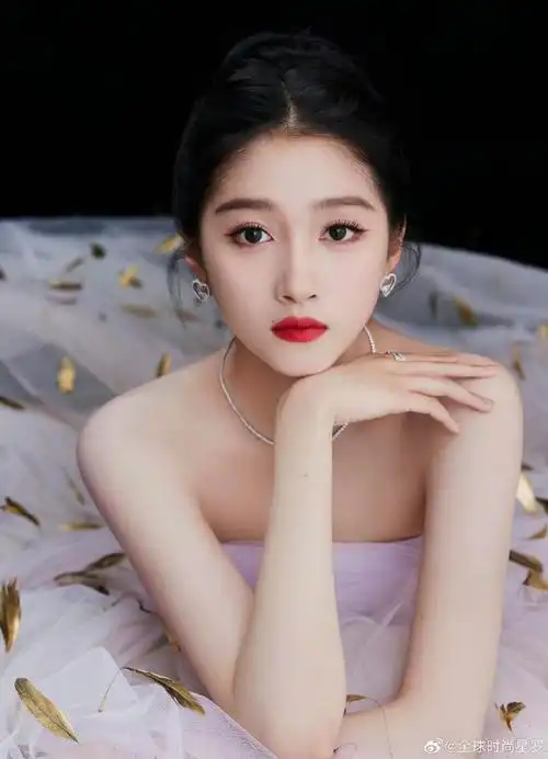 关晓彤鎏金羽毛纱裙##关晓彤