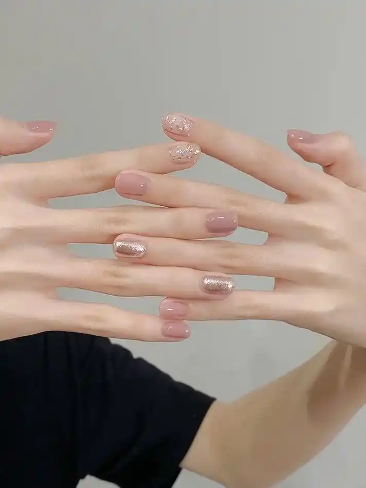 可纯可欲裸色香槟金跳色.#秋冬显白美甲 #短指甲也可以这么美 - 抖音