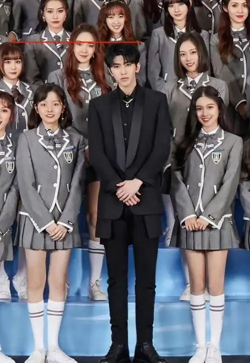 青你2训练生大合照有谁注意到蔡徐坤自带台阶的巨人