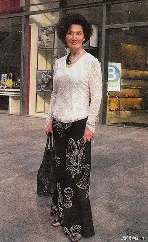 六十年代香港影坛的美女明星叶枫,人称"长腿姐姐"" 睡美人"_小姐_歌迷