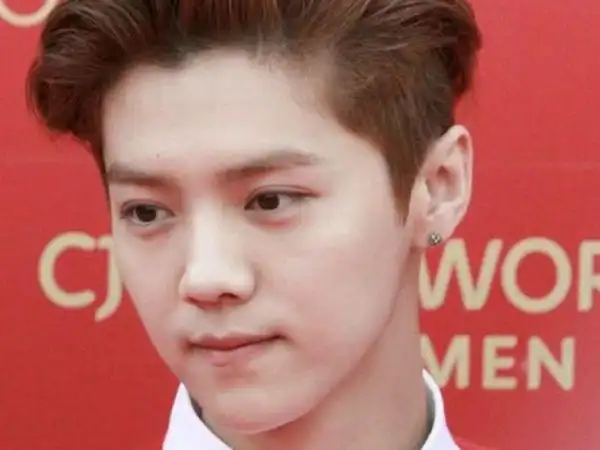 掀起刘海判若两人的男星:鹿晗帅气依旧,看到王俊凯:差距太大!