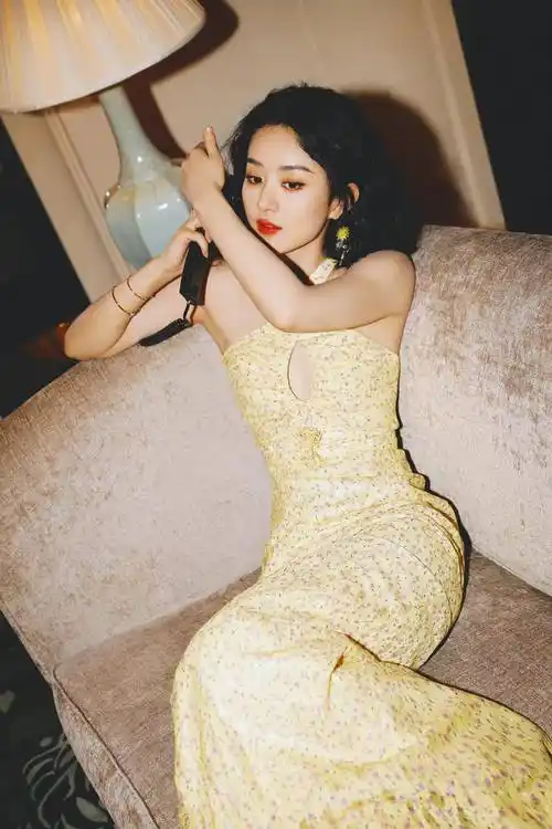 女星赵丽颖黄色碎花连衣裙魅力造型