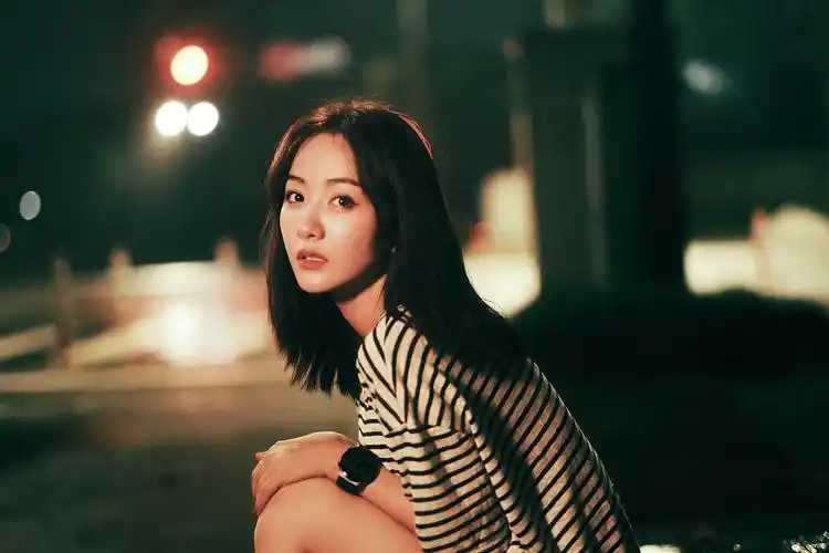 杨蓉街头光影写真复古氛围十足条纹t搭齐肩发温柔恬静