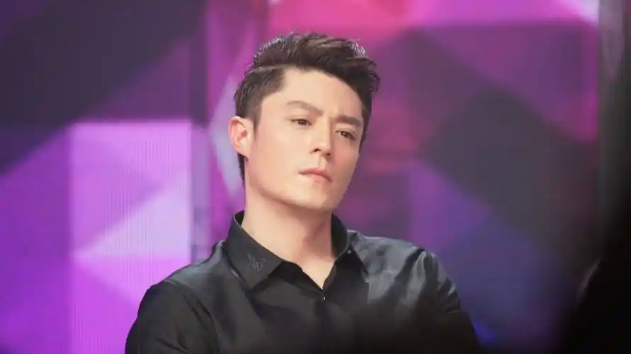 霍建华一家三口罕见同框,没流量没了颜值,与林心如恩爱令人羡慕_同窗