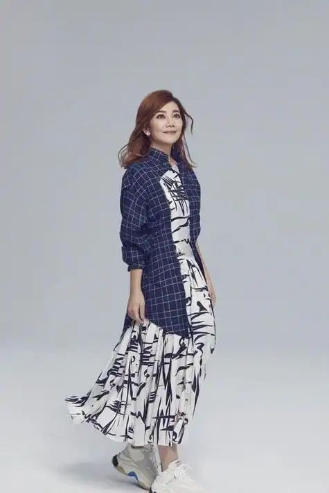 梁静茹就算长胖了也挺好的,双下巴看着太明显,状态很真实|长裙|发型