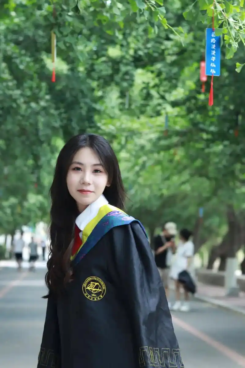 单人毕业照写真|会是谁的青春呢.#毕业季 #校园 #摄影 # - 抖音