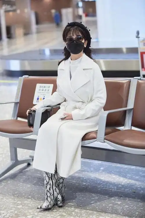 赵雅芝不愧是"冻龄女神",69岁了还是那么潮,穿大衣配皮靴好飒_网易