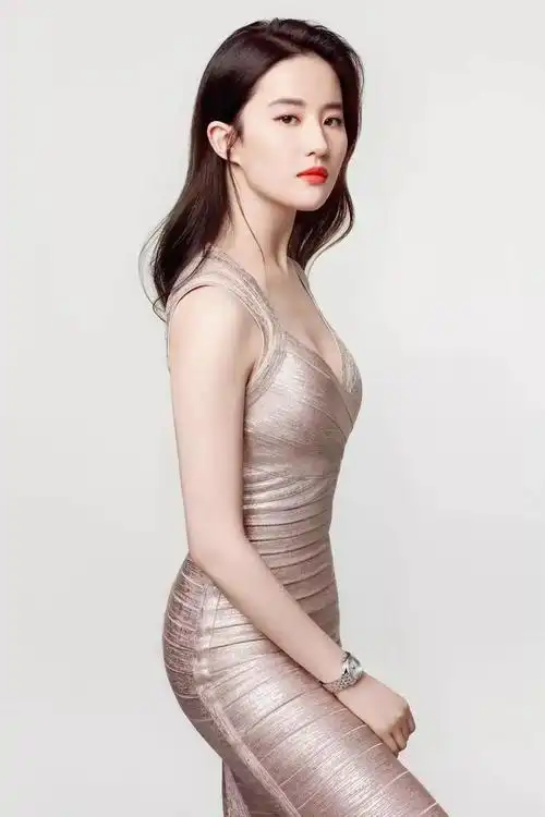 刘亦菲生图真是"肥而不腻",当镜头拉近放大后就是男人的传说