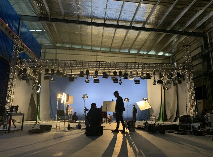 器材,化妆 导演,摄像等一系列服务 可满足大小剧组的拍摄任务 片场