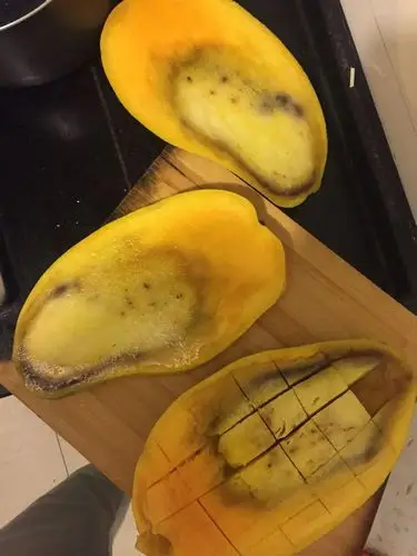 超级大芒果切出来是这样的,怎么回事,能吃吗
