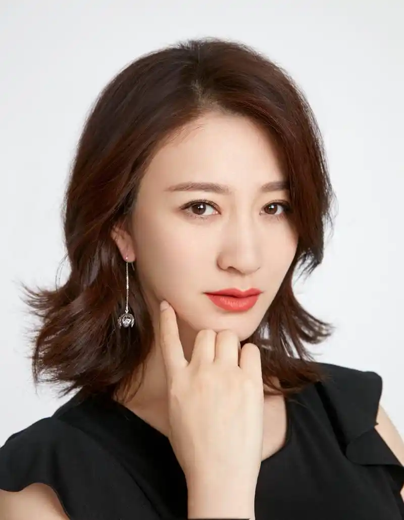 43岁李小冉终于高调六套造型拍大片气质出众留回长发更惊艳