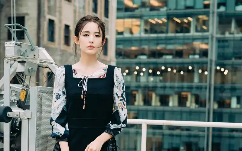 首页 桌面壁纸 大陆明星 古力娜扎文艺复古写真高清电脑壁纸