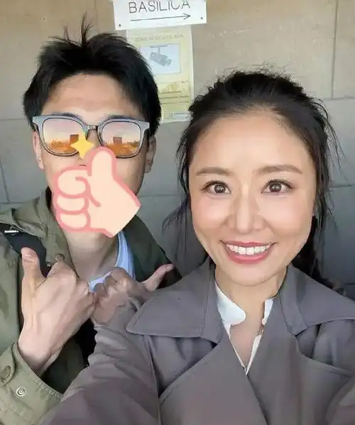 48岁林心如现状 国外拍摄被偶遇 穿绿色风衣扎高马尾像30岁