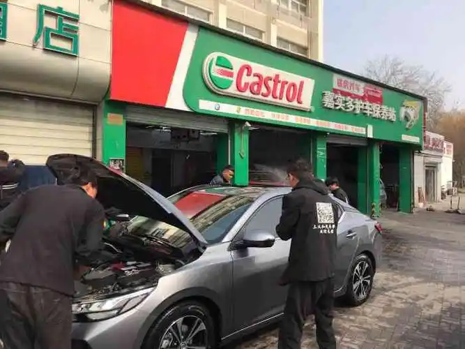 嘉实多护车保养站-"炎炎夏日,你可能要注意防晒护肤,那么,也.