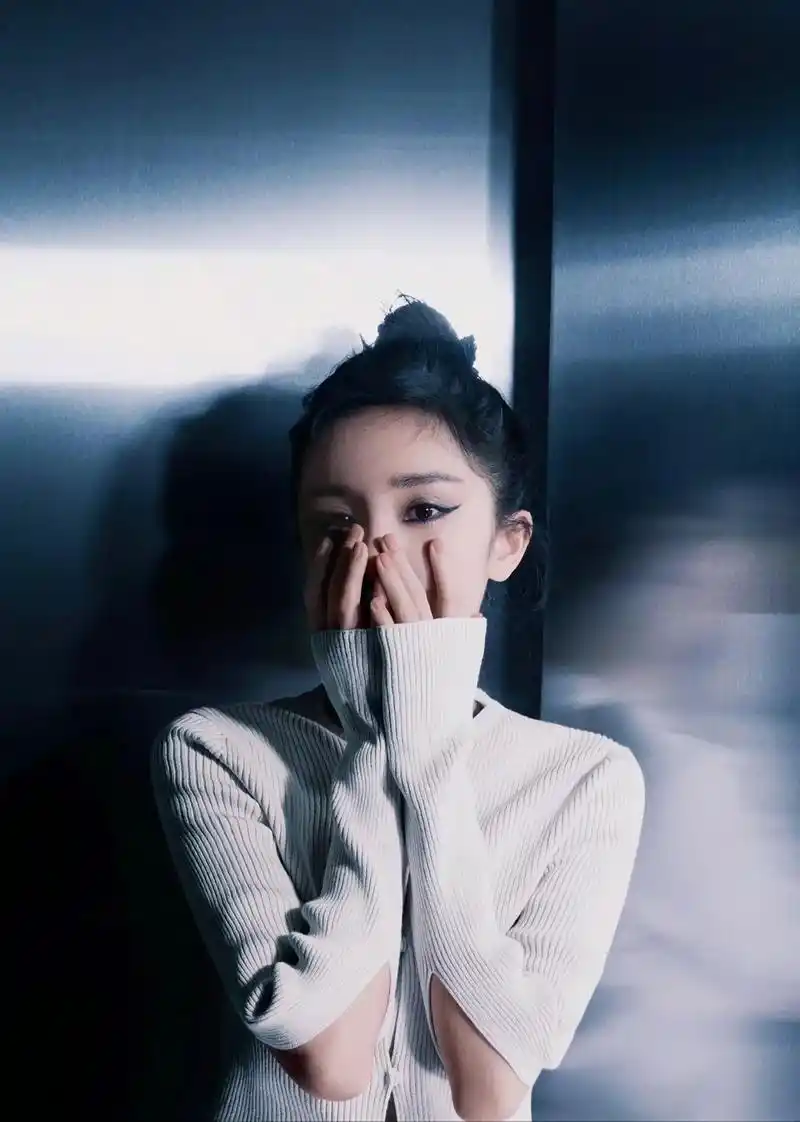 杨幂丸子头烟熏妆造型.杨幂最新杂志大片,眼线好好看啊,烟熏妆 - 抖音