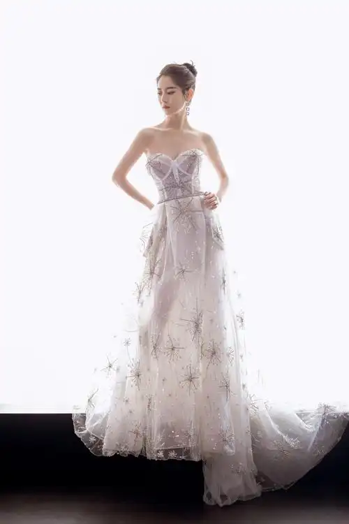 陈钰琪深v露肩裙性感写真图片