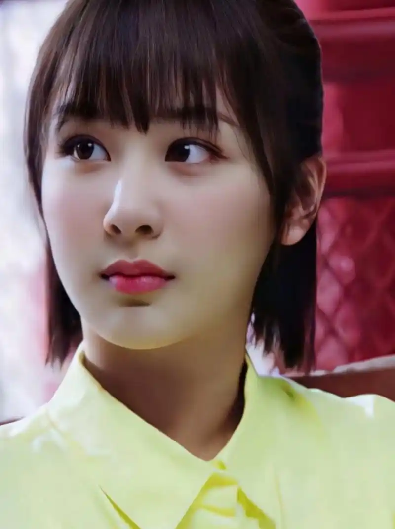 看杨紫梳着齐刘海短发,清纯明艳,水汪汪的大眼睛含着泪花,好像是激动