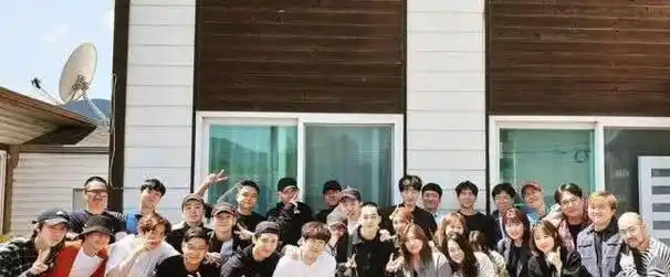 对于小可爱都暻秀,大家都十分宠爱,不仅仅全员合影