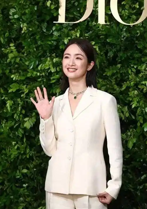 林依晨当阔太后越来越保守,穿套装戴珠宝,端着架子更像女企业家_造型