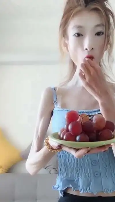 里有一位女生,经常在视频里吃下很多的食物,可是给我们看见的骨瘦如柴