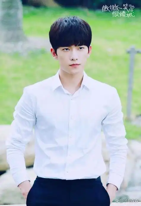 杨洋作为内娱的当红小生,"军艺校草"出生,长相清秀帅气,主演了多部