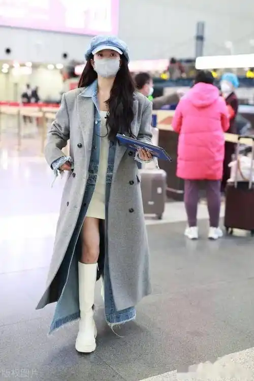 街拍:刘些宁灰色长大衣 长款牛仔衬衫 牛仔报童帽时髦复古_北京_机场