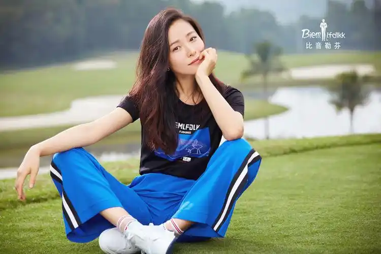 2019春夏,比音勒芬推出江一燕公益联名款——《火烈鸟的爱》,每1件