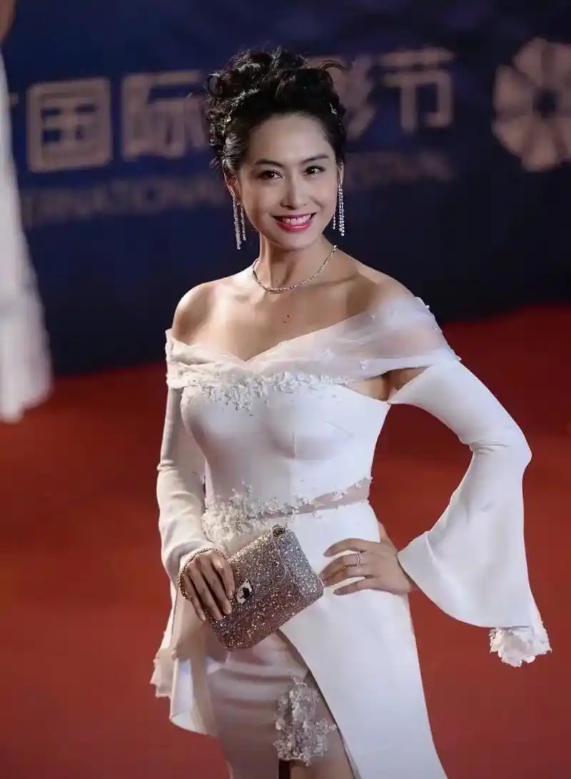 51岁朱茵出席活动,"高压锅"身材太吸睛,网友:年过半百风情  最近,网上