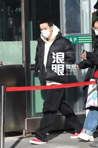 组图:陈伟霆现身央视春晚第二次联排 叠穿造型时尚插兜快步前行