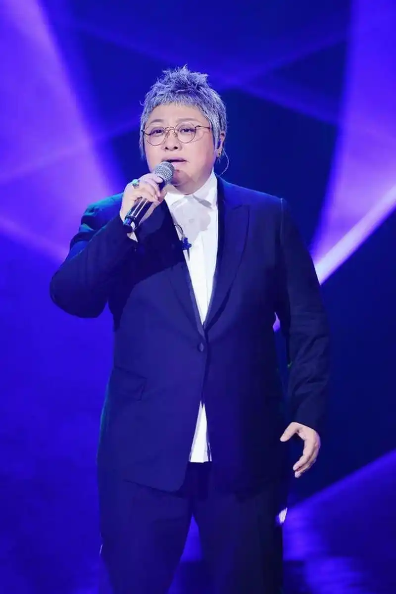 韩红,一句话:实力派女歌手!
