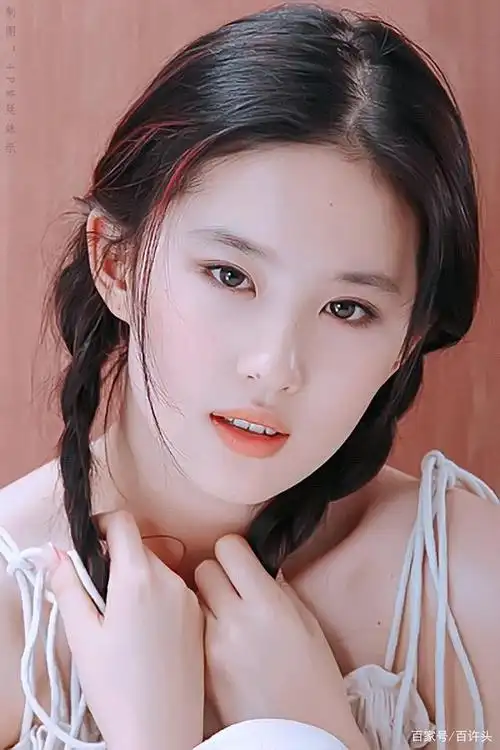 刘亦菲03年清纯写真造型,风格迥异,依旧美的摄人心魄