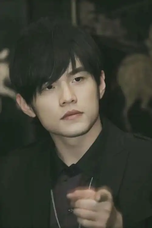 周杰伦年轻的时候非常有气质的,只是现在月半了而.