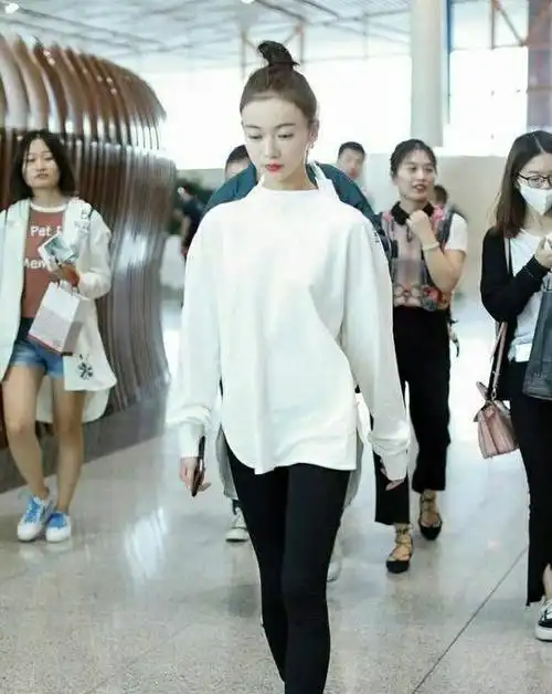 吴谨言身穿一件白色小衫,宽松有型,同时搭配黑色紧身裤子,苗条身材