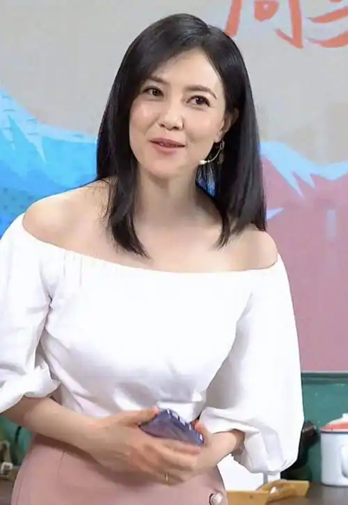 "气质女神"高圆圆老了?出镜显眼角皱纹,一字肩上衣却美丽动人