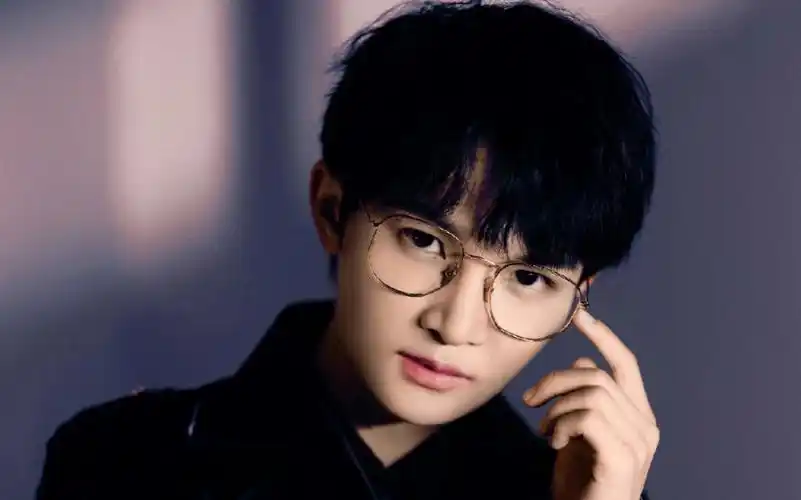 暴力剪辑周深天赐的声音片段各种猫猫行为大赏承包戴眼镜的小深总