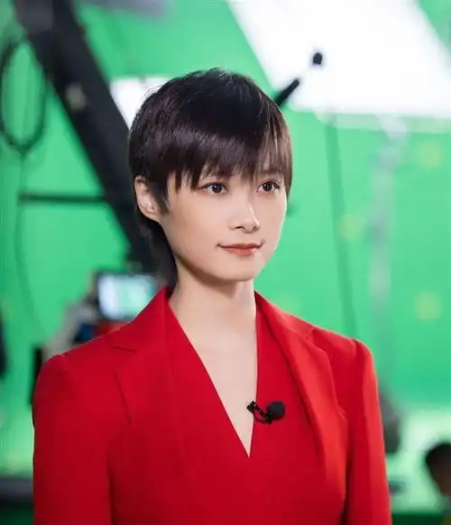 李宇春央视国庆晚会演绎全新版《时空》 "中国红"展新时代风貌