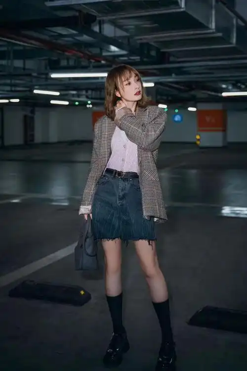 吴昕一身烟灰色牛仔短裤搭配粉色针织衫,时髦又不失温度