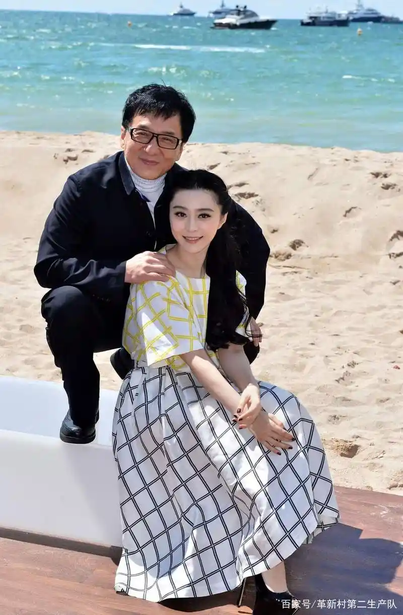2013年成龙与范冰冰在戛纳海边,突然一阵风袭来
