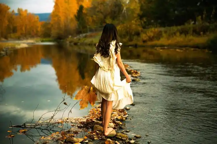 秋天森林河流石头女孩裙子打赤脚图片