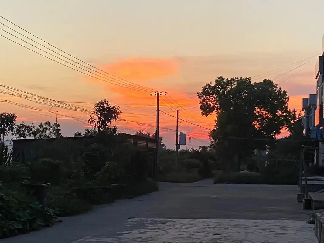 最近的新鲜照片 #落日余晖映晚霞一抹夕阳美如画 城市和农村 - 抖音